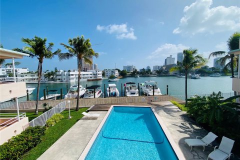 Condo in Miami Beach, Florida, 2 bedrooms  № 1385723 - photo 1