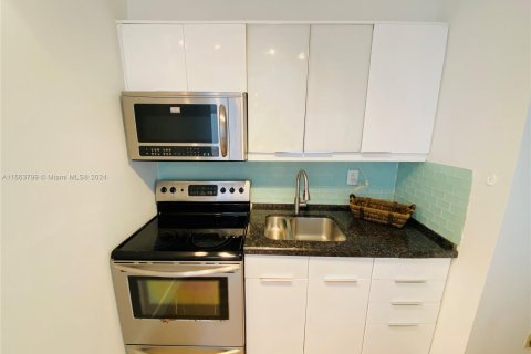 Condo in Miami Beach, Florida, 2 bedrooms  № 1385723 - photo 6