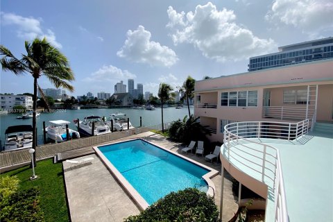 Condo in Miami Beach, Florida, 2 bedrooms  № 1385723 - photo 16