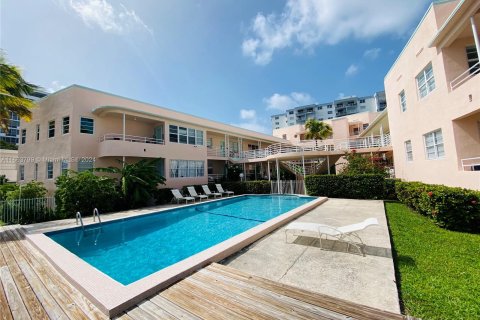 Condo in Miami Beach, Florida, 2 bedrooms  № 1385723 - photo 18