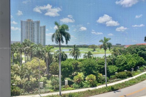 Condo in Hallandale Beach, Florida, 2 bedrooms  № 1173555 - photo 28