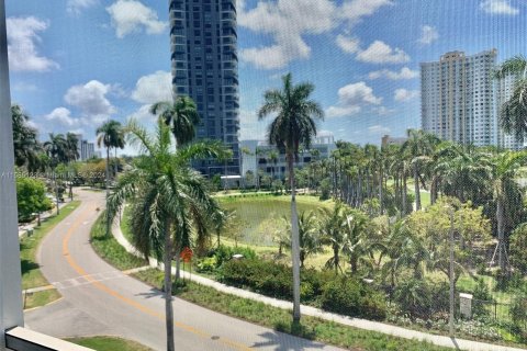 Condo in Hallandale Beach, Florida, 2 bedrooms  № 1173555 - photo 25