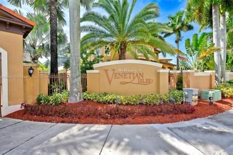 Casa en venta en Miami, Florida, 4 dormitorios, 278.43 m2 № 1398984 - foto 1