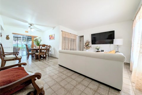 Casa en venta en Miami Gardens, Florida, 4 dormitorios, 165.92 m2 № 1325273 - foto 8