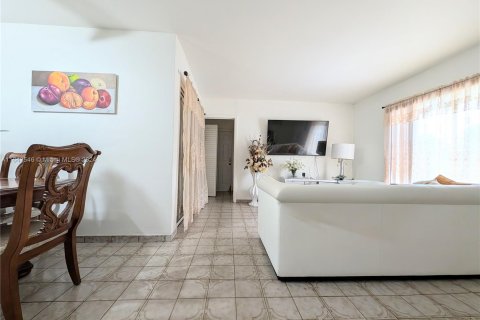 Casa en venta en Miami Gardens, Florida, 4 dormitorios, 165.92 m2 № 1325273 - foto 9