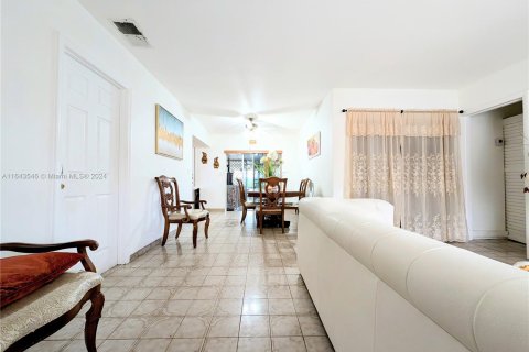 Casa en venta en Miami Gardens, Florida, 4 dormitorios, 165.92 m2 № 1325273 - foto 7