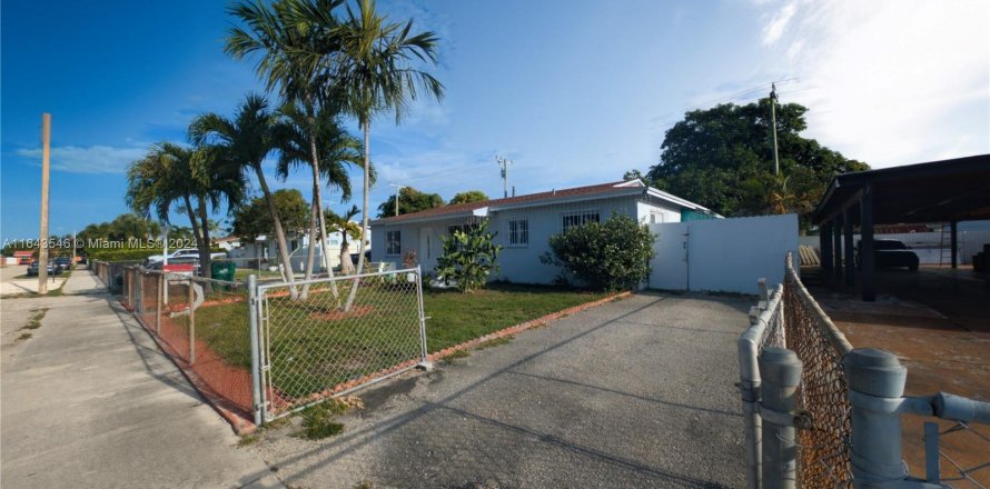 Casa en Miami Gardens, Florida 4 dormitorios, 165.92 m2 № 1325273