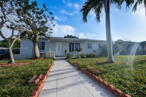 Casa en venta en Miami Gardens, Florida, 4 dormitorios, 165.92 m2 № 1325273 - foto 2