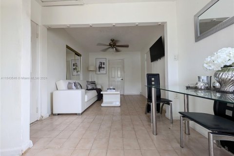 Casa en venta en Miami Gardens, Florida, 4 dormitorios, 165.92 m2 № 1325273 - foto 20