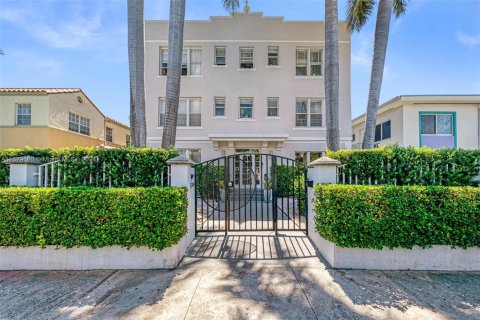 Condo in Miami Beach, Florida, 2 bedrooms  № 1409334 - photo 1