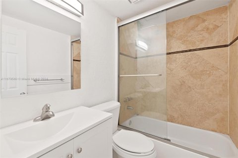 Condo in Miami Beach, Florida, 2 bedrooms  № 1409334 - photo 17