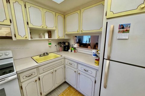 Condo in Hollywood, Florida, 1 bedroom  № 1393489 - photo 6