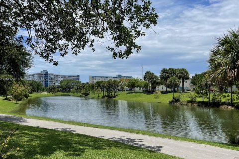 Condo in Hollywood, Florida, 1 bedroom  № 1393489 - photo 2