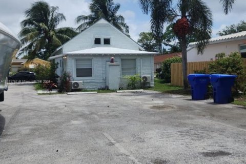 House in Hollywood, Florida 4 bedrooms, 148.64 sq.m. № 1393468 - photo 1