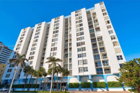 Condo in Miami Beach, Florida, 3 bedrooms  № 1393466 - photo 1