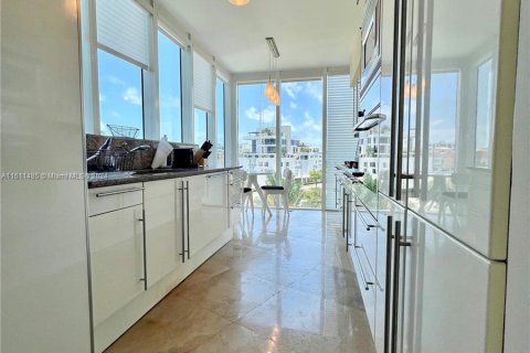 Condo in Miami Beach, Florida, 2 bedrooms  № 1233960 - photo 11