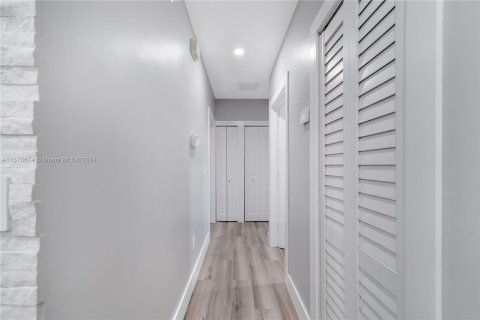 Copropriété à vendre à Hialeah, Floride: 2 chambres, 87.79 m2 № 1394780 - photo 12