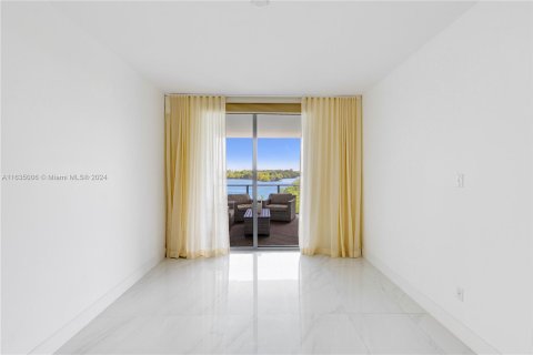 Condo in North Miami Beach, Florida, 2 bedrooms  № 1304803 - photo 12