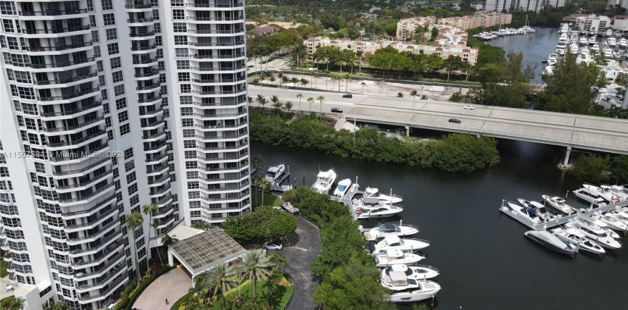 Condominio en Aventura, Florida, 3 dormitorios  № 1098605