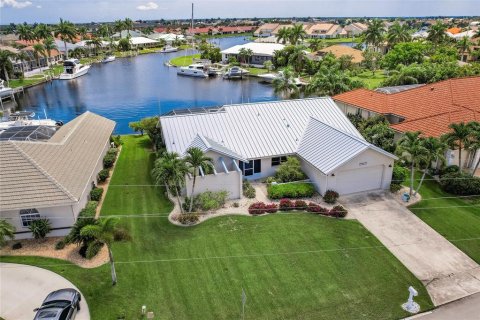 Villa ou maison à vendre à Punta Gorda, Floride: 4 chambres, 189.8 m2 № 1260145 - photo 1