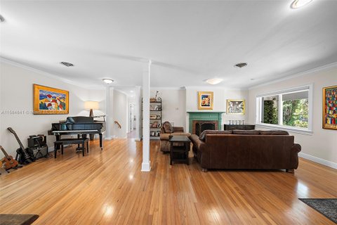 House in Coral Gables, Florida 5 bedrooms, 314.85 sq.m. № 1173551 - photo 6