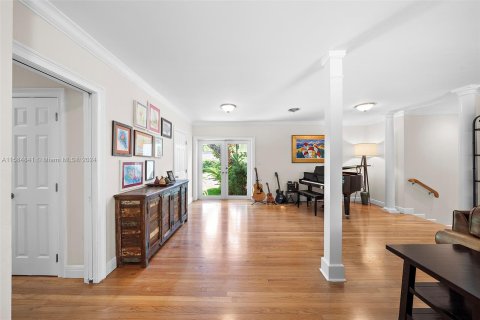 House in Coral Gables, Florida 5 bedrooms, 314.85 sq.m. № 1173551 - photo 9