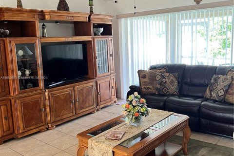 Casa en venta en Cape Coral, Florida, 3 dormitorios, 130.81 m2 № 1365928 - foto 11