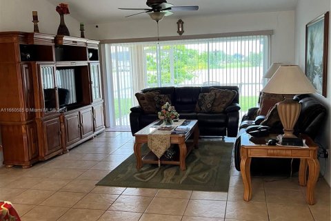 House in Cape Coral, Florida 3 bedrooms, 130.81 sq.m. № 1365928 - photo 9