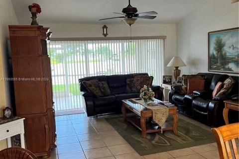 Casa en venta en Cape Coral, Florida, 3 dormitorios, 130.81 m2 № 1365928 - foto 13