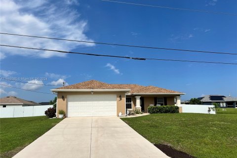 Villa ou maison à vendre à Cape Coral, Floride: 3 chambres, 130.81 m2 № 1365928 - photo 1