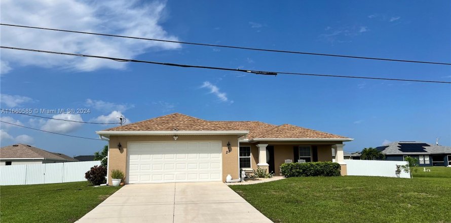 House in Cape Coral, Florida 3 bedrooms, 130.81 sq.m. № 1365928