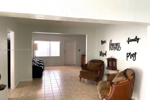 House in Miami, Florida 5 bedrooms, 179.21 sq.m. № 1366987 - photo 9