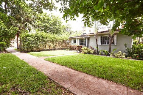 House in Coral Gables, Florida 4 bedrooms, 183.11 sq.m. № 1310374 - photo 3