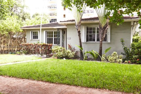 House in Coral Gables, Florida 4 bedrooms, 183.11 sq.m. № 1310374 - photo 1