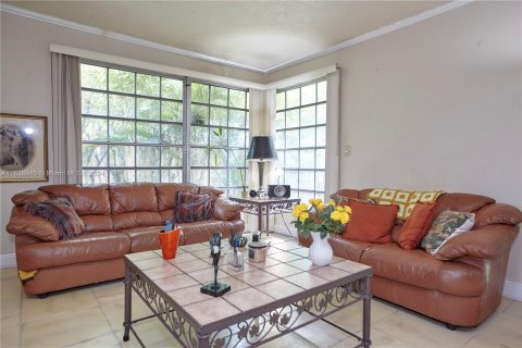 House in Coral Gables, Florida 4 bedrooms, 183.11 sq.m. № 1310374 - photo 15