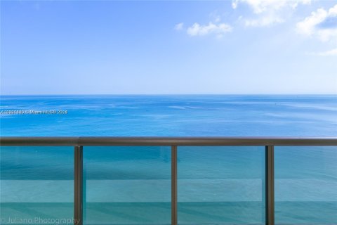 Condo in Sunny Isles Beach, Florida, 3 bedrooms  № 1293331 - photo 1