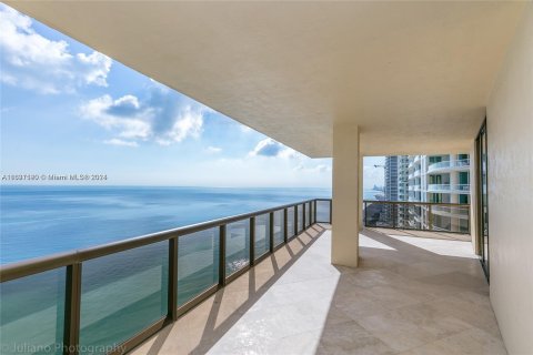 Condo in Sunny Isles Beach, Florida, 3 bedrooms  № 1293331 - photo 2