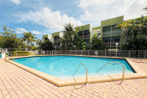 Condo in Sunrise, Florida, 2 bedrooms  № 1394385 - photo 20