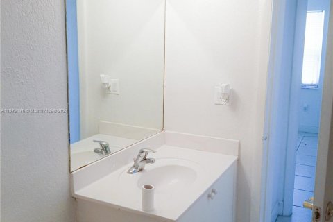 Condo in Sunrise, Florida, 2 bedrooms  № 1394385 - photo 14