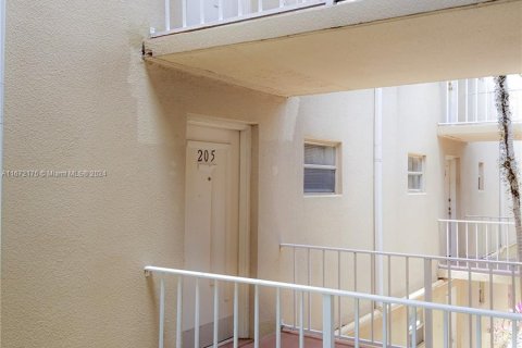 Condo in Sunrise, Florida, 2 bedrooms  № 1394385 - photo 6