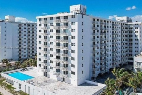 Condo in Miami Beach, Florida, 1 bedroom  № 1240357 - photo 17