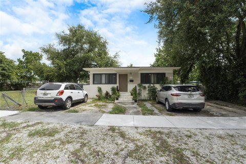 Immobilier commercial à vendre à Miami, Floride: 144 m2 № 1240435 - photo 3