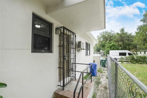 Immobilier commercial à vendre à Miami, Floride: 144 m2 № 1240435 - photo 17