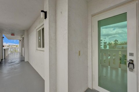 Condo in Lantana, Florida, 2 bedrooms  № 982024 - photo 18