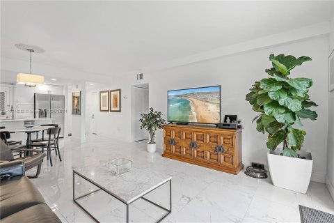 Condo in North Miami Beach, Florida, 2 bedrooms  № 1304671 - photo 24