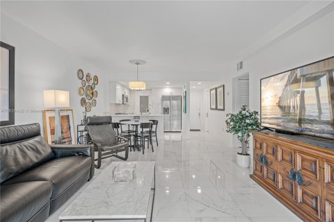 Condo in North Miami Beach, Florida, 2 bedrooms  № 1304671 - photo 23