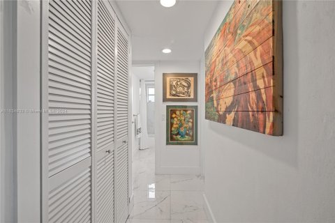 Condo in North Miami Beach, Florida, 2 bedrooms  № 1304671 - photo 19