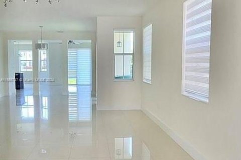 Casa en venta en Doral, Florida, 5 dormitorios, 293.57 m2 № 1103804 - foto 5