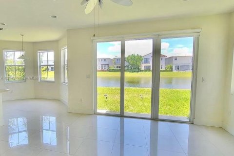 Casa en venta en Doral, Florida, 5 dormitorios, 293.57 m2 № 1103804 - foto 3