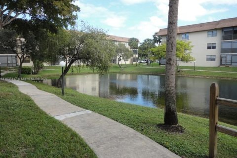 Condo in Tamarac, Florida, 2 bedrooms  № 1305966 - photo 30